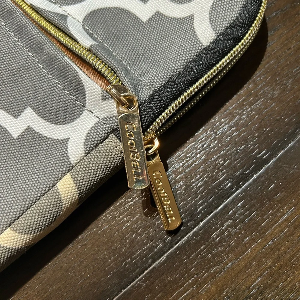 Cool Bell Gray and White Tablet/Laptop Padded Sleeve.
